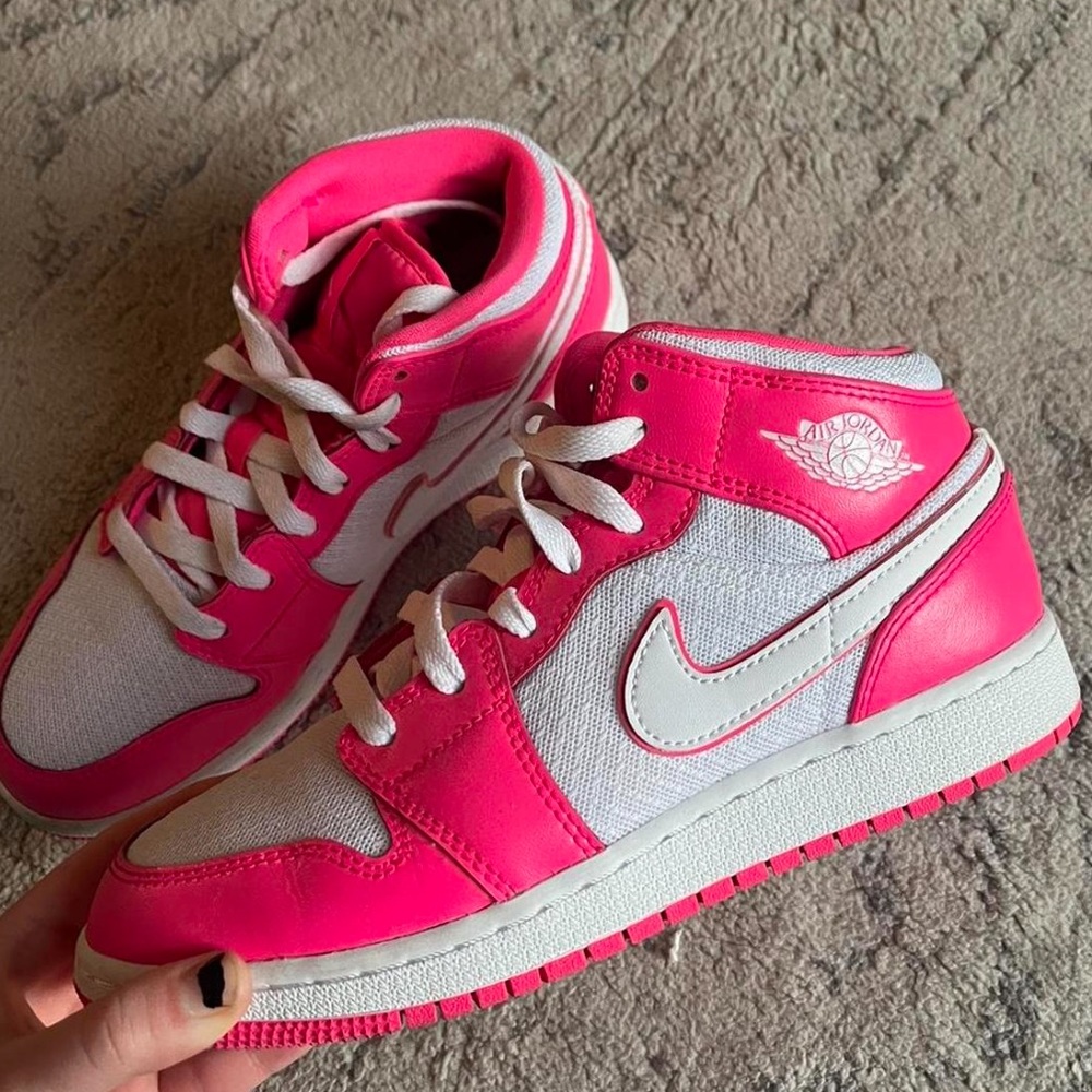Nike Air Jordan 1 Mid GS ‘Hyper Pink’